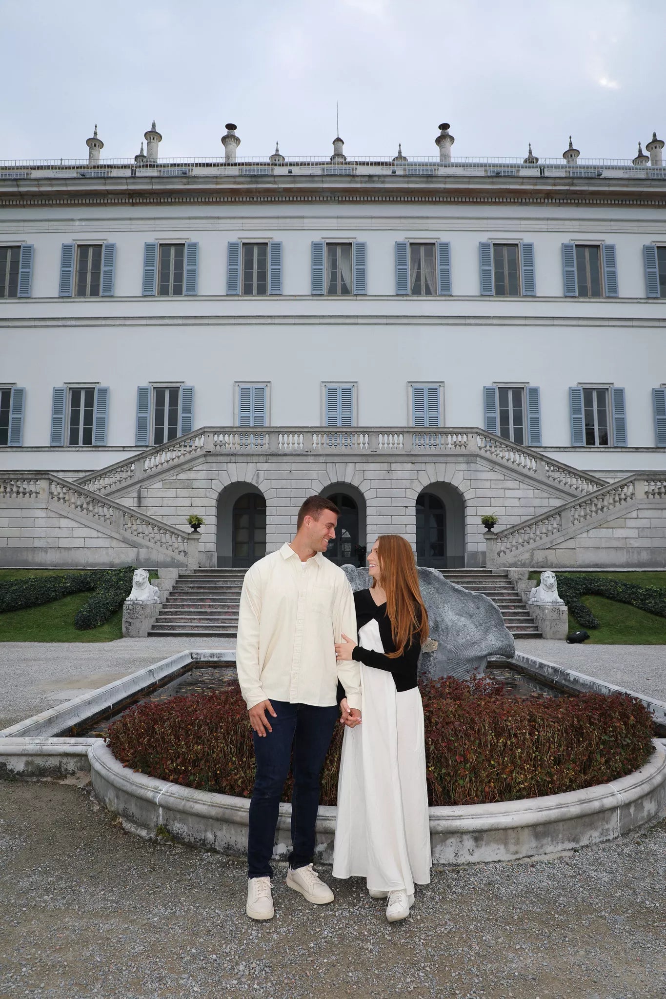 Discreet positioning for capturing a surprise proposal without being noticed